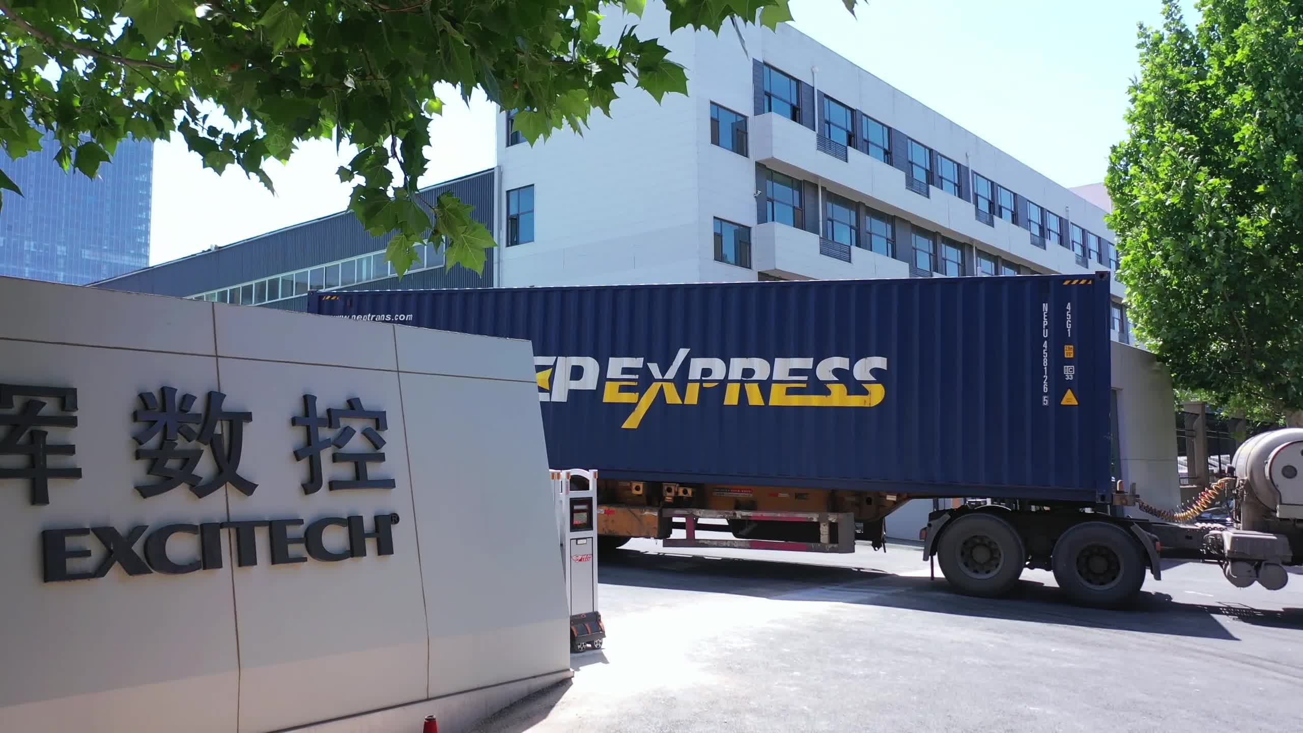 Завод Excitech отправляет заказы клиентам. Безопасная доставка товара на завод клиента